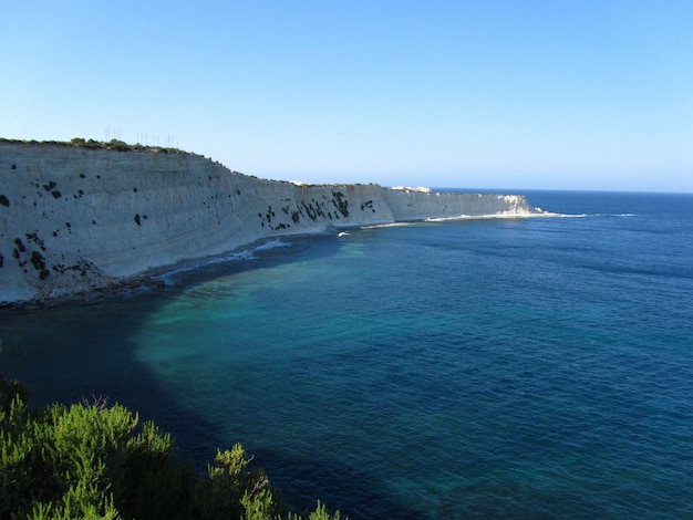 Piękna sceneria hipnotyzującego klifu nad oceanem