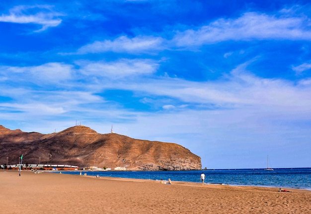 Bezpłatne zdjęcie piękna sceneria plaży z ogromną formacją skalną na wyspach kanaryjskich w hiszpanii
