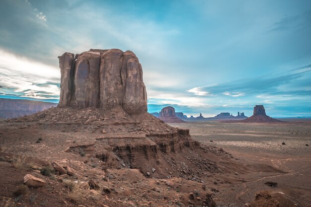 Piękna sceneria słynnej Monument Valley w stanie Utah, USA pod pochmurnym niebem