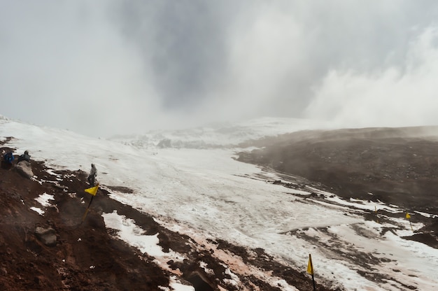 Bezpłatne zdjęcie piękna sceneria śnieżnego stoku stratowulkanu chimborazo w ekwadorze