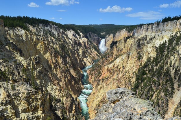 Piękna sceneria wodospadu Artist Point w Wielkim Kanionie Yellowstone