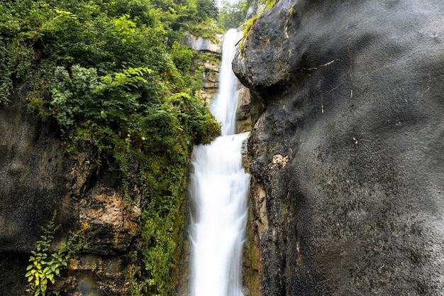 Bezpłatne zdjęcie piękna sceneria wodospadu przepływającego przez skaliste klify