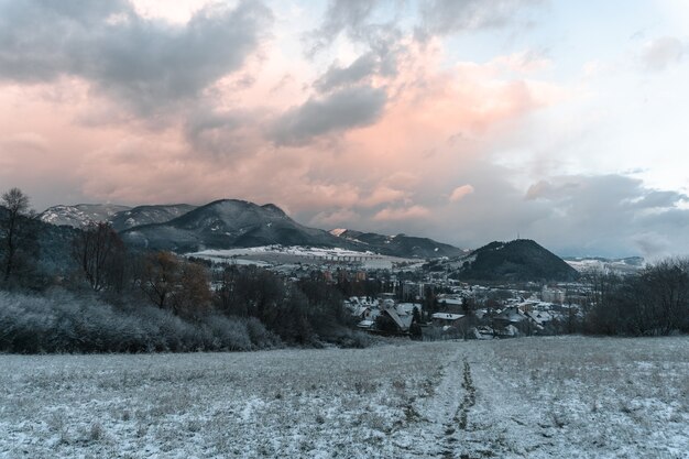 Piękna sceneria wsi otoczonej wysokimi górami skalistymi w Ružomberku na Słowacji
