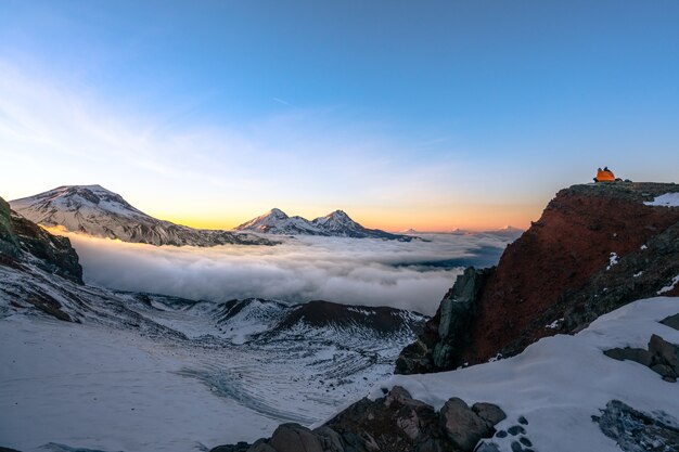 Piękna sceneria wysokich skalistych gór pokrytych śniegiem pod zapierającym dech w piersiach niebem