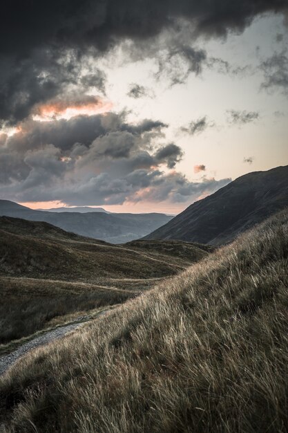 Piękna sceneria zachodu słońca na pojezierzu nad Ullswater