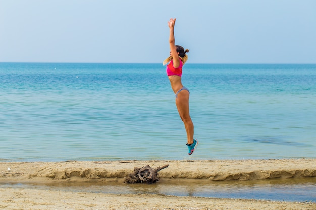 piękna sportowa dziewczyna na plaży sporty