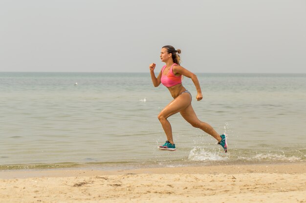 piękna sportowa dziewczyna na plaży sporty