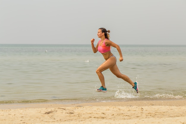 piękna sportowa dziewczyna na plaży sporty