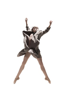 Piękna szczupła młoda kobieta modern jazz w stylu współczesnym tancerz baletowy w sylwetce nosząca beżowy długi płaszcz na białym tle na białym studio