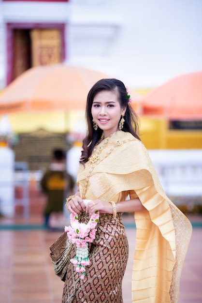 Piękna Tajlandzka kobieta w Tajlandzkim tradycyjnym kostiumu przy świątynią