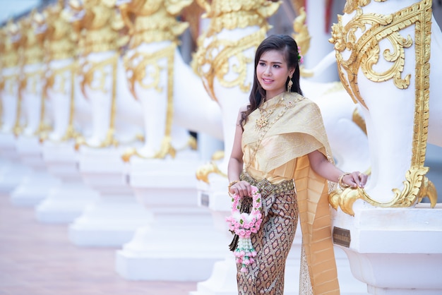 Piękna Tajlandzka kobieta w tradycyjnym smokingowym kostiumu w Phra Który Choeng kmotr Tajlandia świątynia