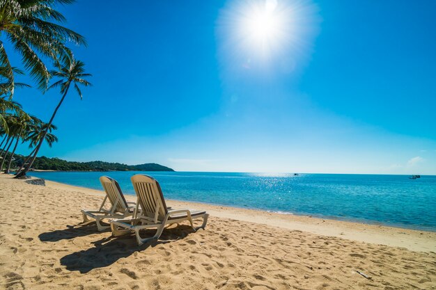 Piękna tropikalna plaża i morze z krzesłem na niebieskim niebie
