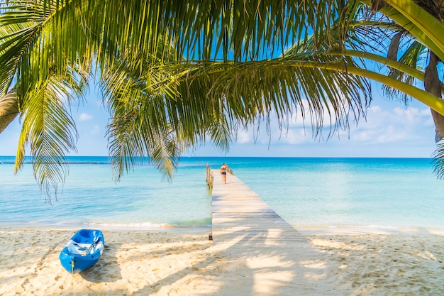 Piękna tropikalna plaża i morze