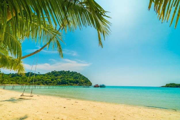 Piękna tropikalna plaża i morze