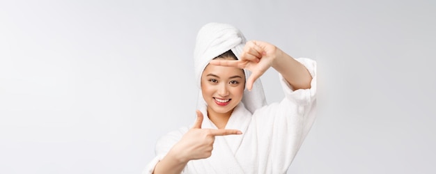 Piękna twarz kobiety, a ona robi ramkę z rękami z koncepcją zdrowia skóry do pielęgnacji skóry azjatyckiego piękna