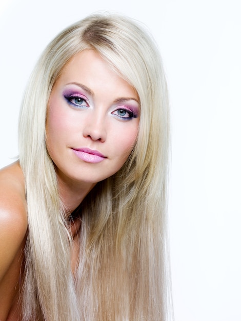 Bezpłatne zdjęcie piękna twarz o wyrazistych kolorach makijażu i prostych, długich włosach