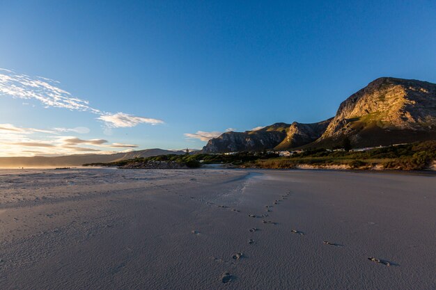 Piękna wieczór sceneria przy plażą w Hermanus, Południowa Afryka