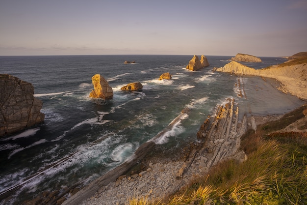 Bezpłatne zdjęcie piękna zatoka costa quebrada, kantabria, hiszpania