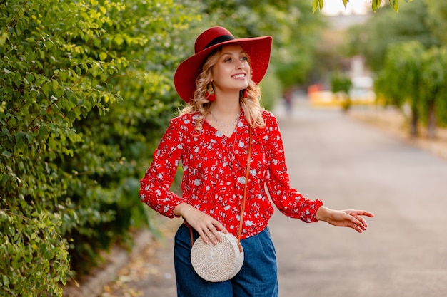 Piękne atrakcyjne stylowe blond uśmiechnięta kobieta w słomkowy czerwony kapelusz i bluzka letni strój