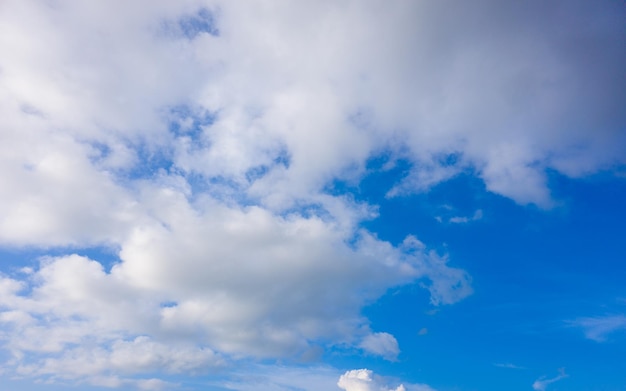 Bezpłatne zdjęcie piękne białe chmury na błękitnym niebie