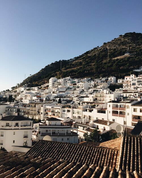 Piękne białe domy i dachy małego nadmorskiego miasta w Hiszpanii