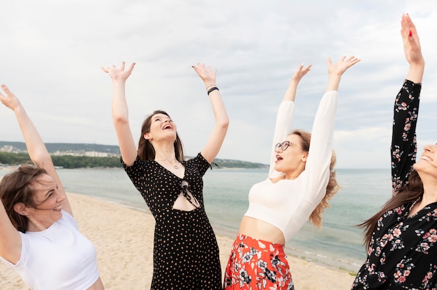 Bezpłatne zdjęcie piękne dziewczyny zabawy na plaży