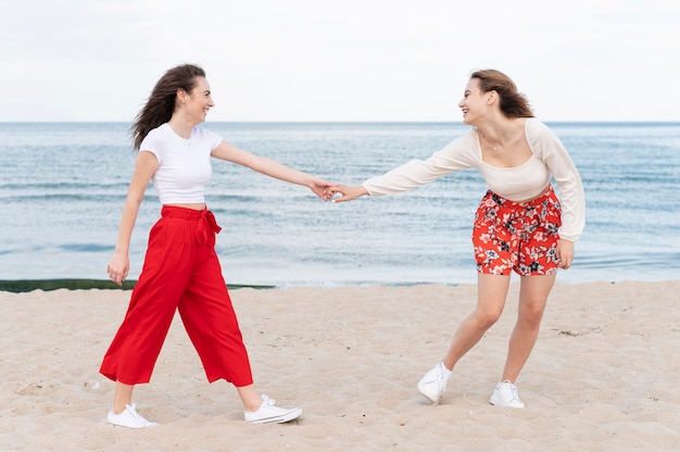 Piękne dziewczyny zabawy na plaży