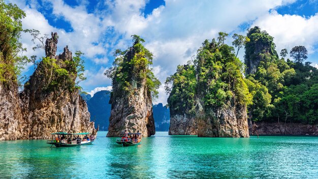 Piękne góry w Ratchaprapha Dam w Parku Narodowym Khao Sok, prowincja Surat Thani, Tajlandia.