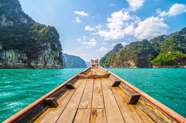 Piękne góry w Ratchaprapha tamie przy Khao Sok parkiem narodowym, Surat Thani prowincja, Tajlandia