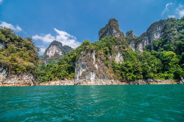 Piękne góry w Ratchaprapha tamie przy Khao Sok parkiem narodowym, Surat Thani prowincja, Tajlandia