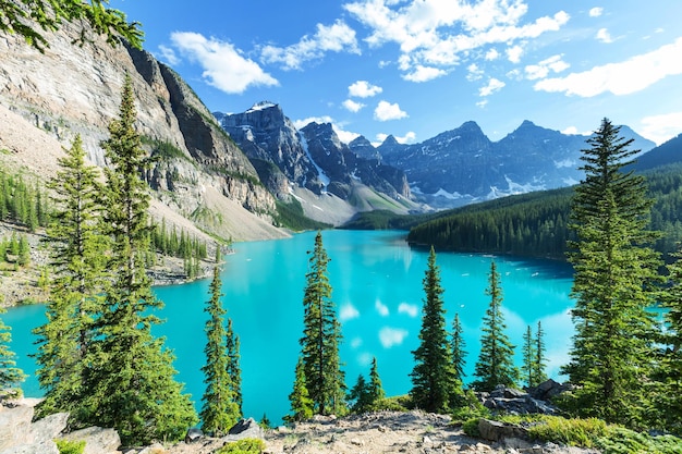 Piękne jezioro morenowe w parku narodowym banff, kanada