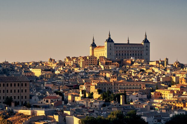 Piękne kamienne fortyfikacje Alcazar w Toledo w Toledo w Hiszpanii