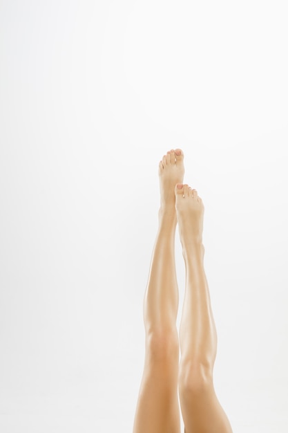 Bezpłatne zdjęcie piękne kobiece nogi na białym tle