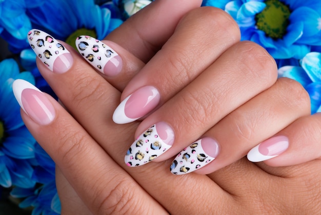 Piękne kobiece paznokcie z pięknym french manicure i art design