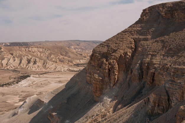 Piękne krajobrazy brązowych badlands pod zachmurzonym niebem w ciągu dnia