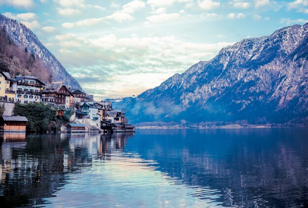 Piękne krajobrazy budynków nad jeziorem otoczonym górami w Hallstatt w Austrii