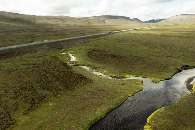 Piękne krajobrazy Islandii podczas podróży