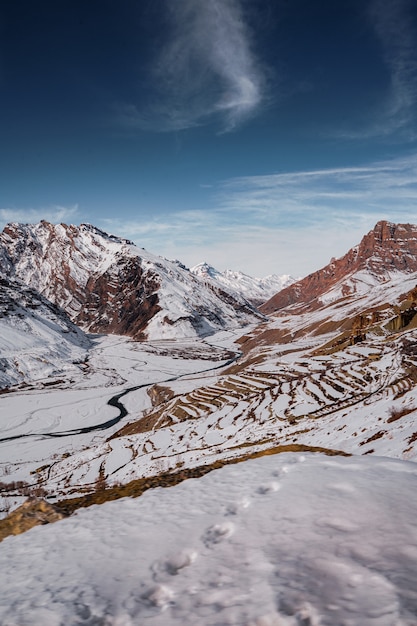 Piękne krajobrazy wzgórz pokrytych śniegiem w Winter Spiti