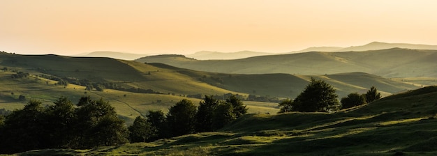 Piękne krajobrazy wzgórz w Transylwanii w Rumunii