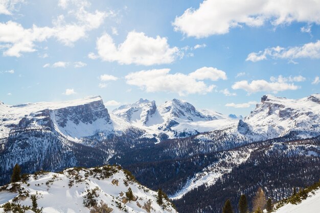 Piękne krajobrazy zimowego krajobrazu w Alpach