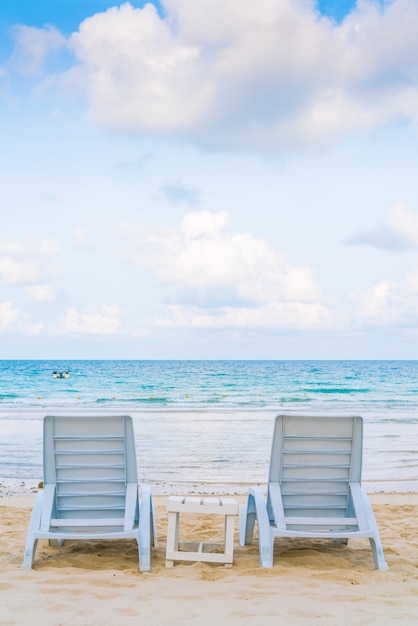 Piękne leżaki na tropikalnej piaszczystej plaży