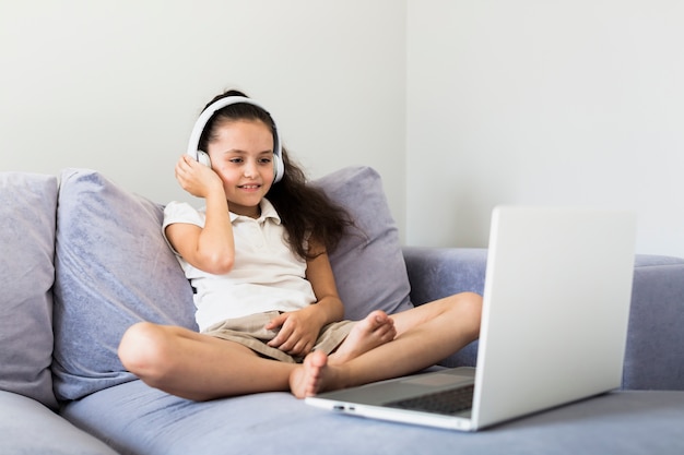 Piękne małe dziewczynki za pomocą jej laptopa