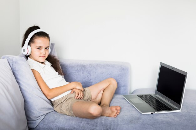 Piękne małe dziewczynki za pomocą jej laptopa