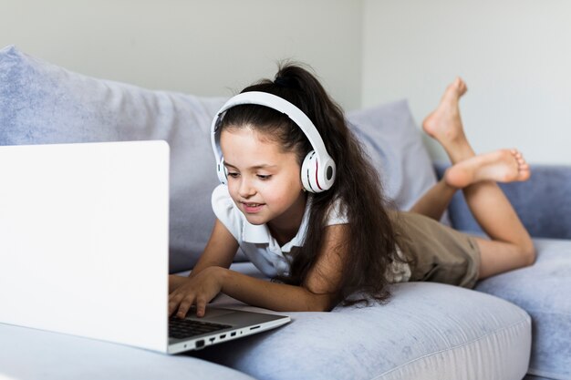 Piękne małe dziewczynki za pomocą jej laptopa