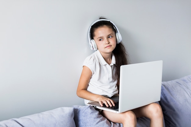 Piękne małe dziewczynki za pomocą jej laptopa