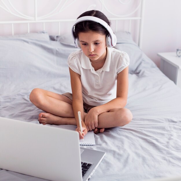Piękne małe dziewczynki za pomocą jej laptopa