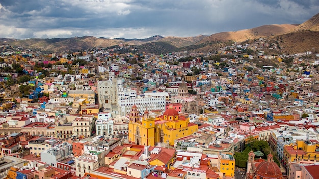 Piękne meksykańskie miasto Guanajuato z kolorowymi budynkami otoczonymi górami