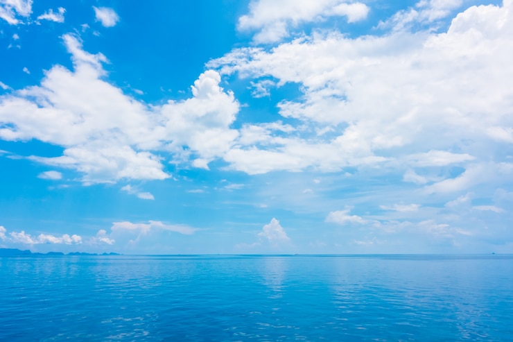 Bezpłatny plik Zdjęcie piękne morze i ocean z chmurami na niebieskim niebie