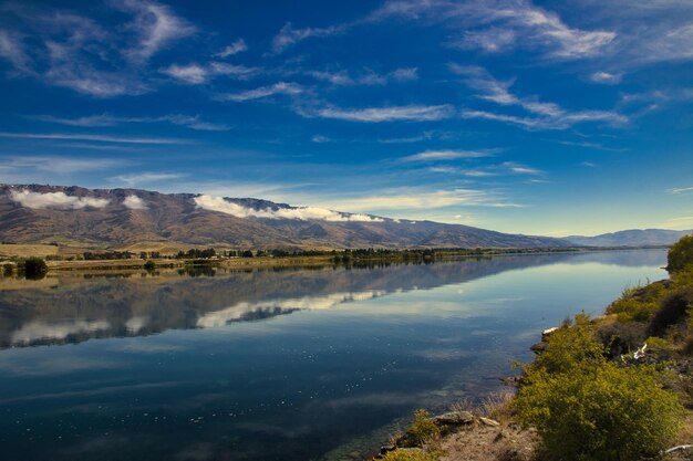 Piękne odbicie wody jeziora Nelson w Parku Narodowym Braeburn w Nowej Zelandii