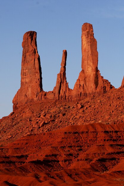 Piękne pionowe ujęcie formacji skalnych z piaskowca w Oljato-Monument Valley w stanie Utah, USA